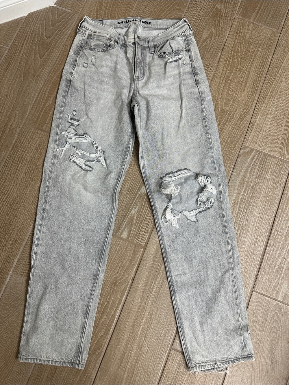 American Eagle Distressed Light Gray 90’s straight Ripped Jeans